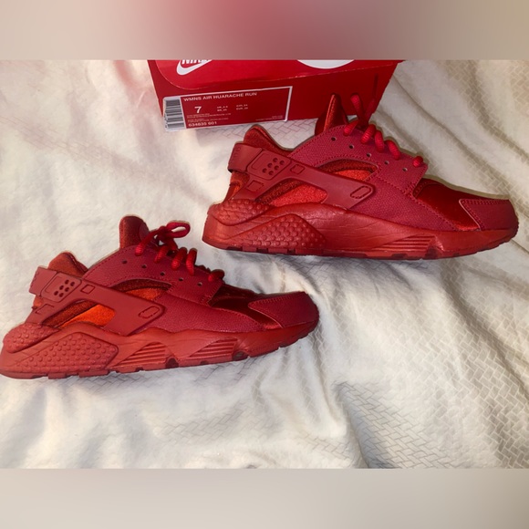 Women’s size 7 Nike Gym Red huarache never worn with box - Picture 3 of 4